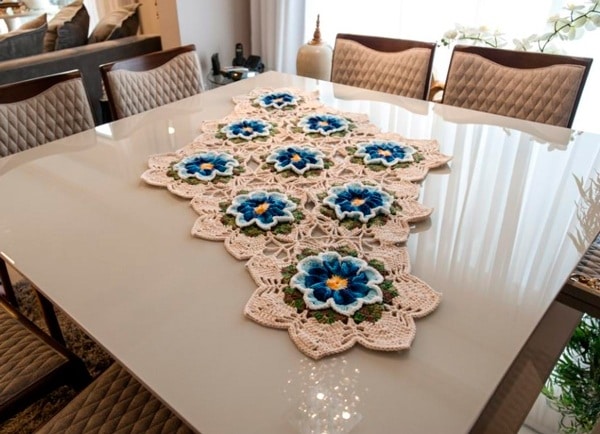 caminhos de mesa de barbante com flores