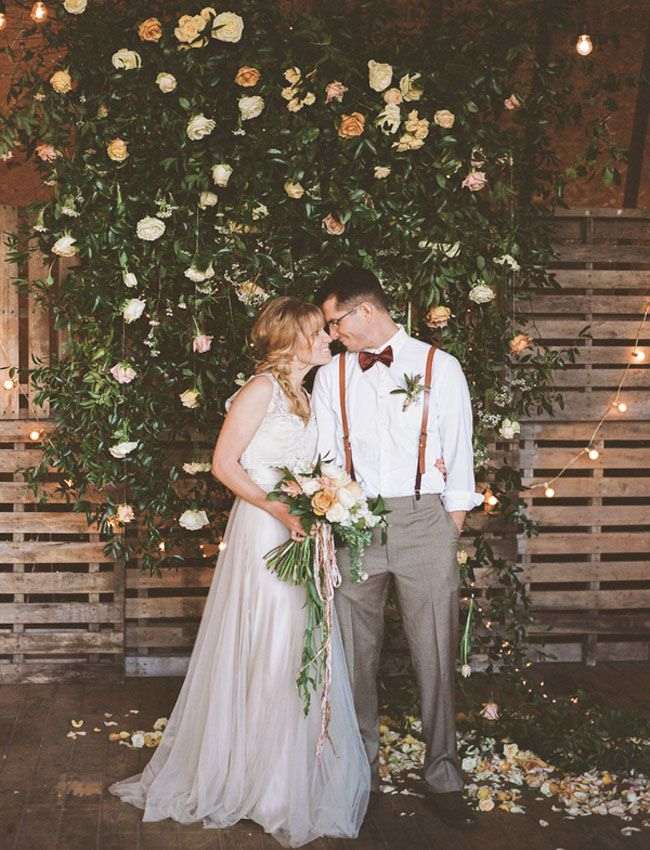 painel de casamento com paletes e flores