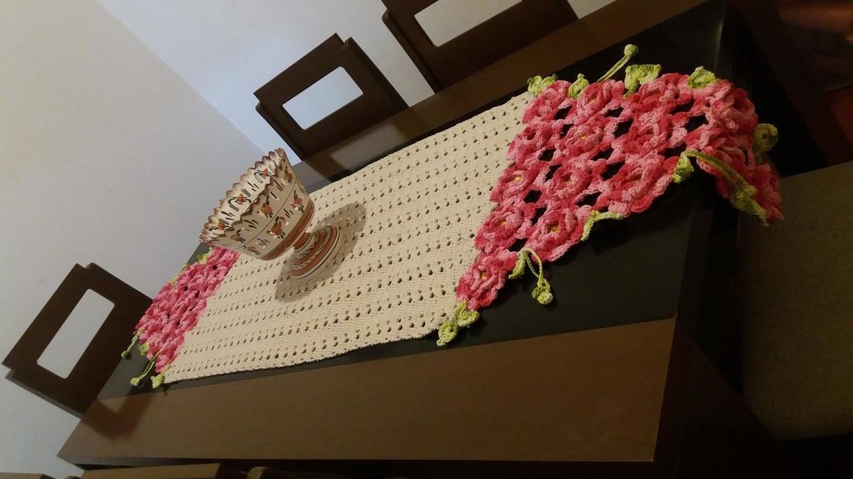 caminho de mesa com rosas