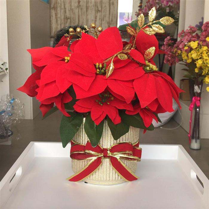 enfeite de natal com flores vermelho e dourado