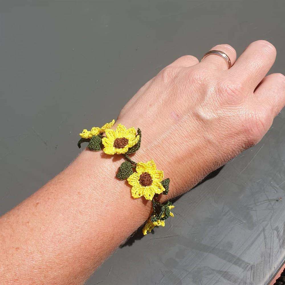 Pulseira de florzinhas de girassol