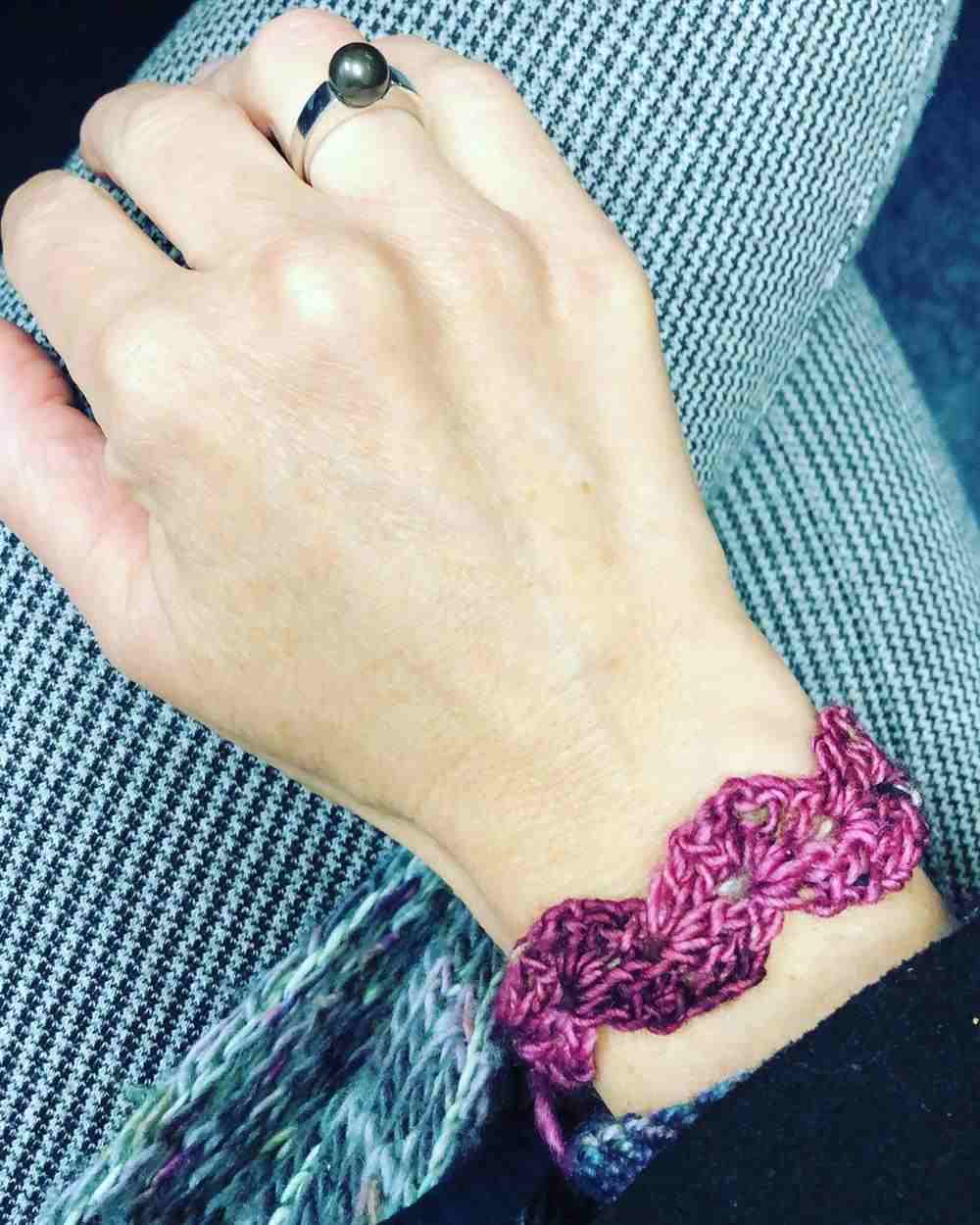 Pulseira em crochê com linha mesclada