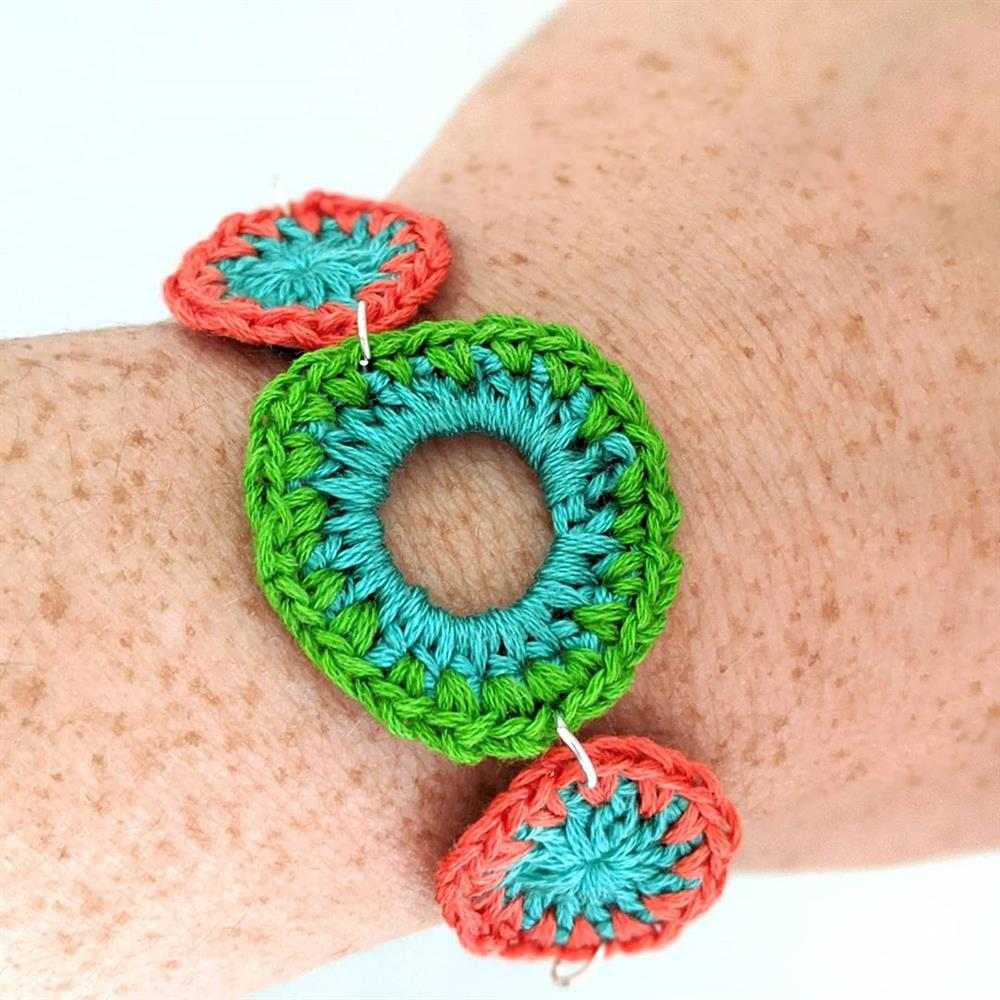 pulseira com argolas de croche