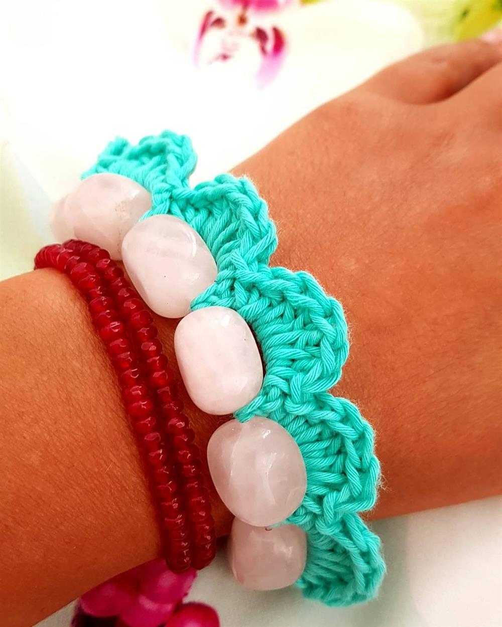 pulseira de crochê com pedras