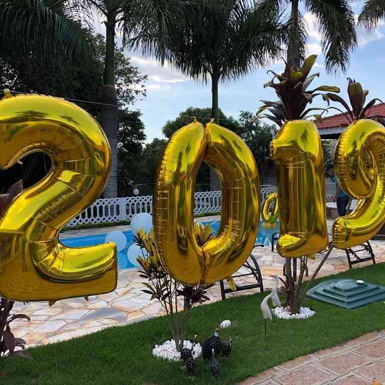 decoração de reveillon na beira da piscina