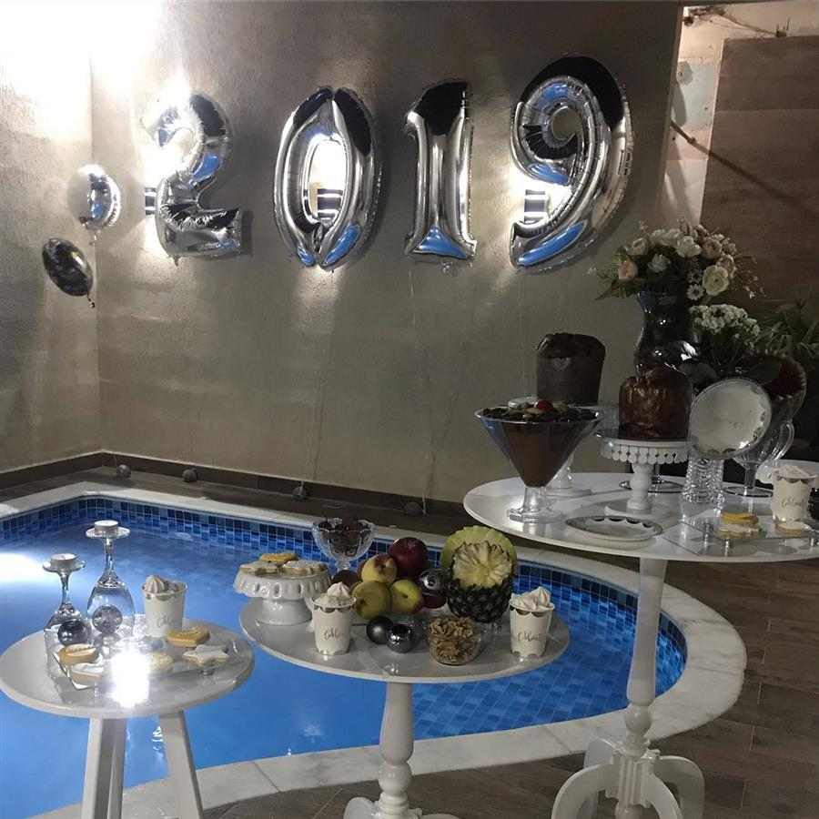 Decoração de Réveillon na piscina