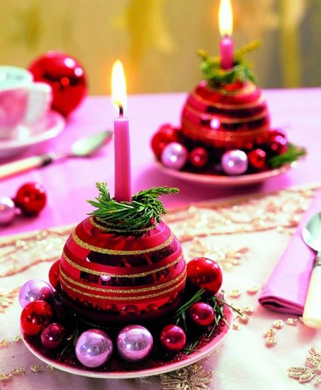 Decoração de mesa de Natal com bolas e velas