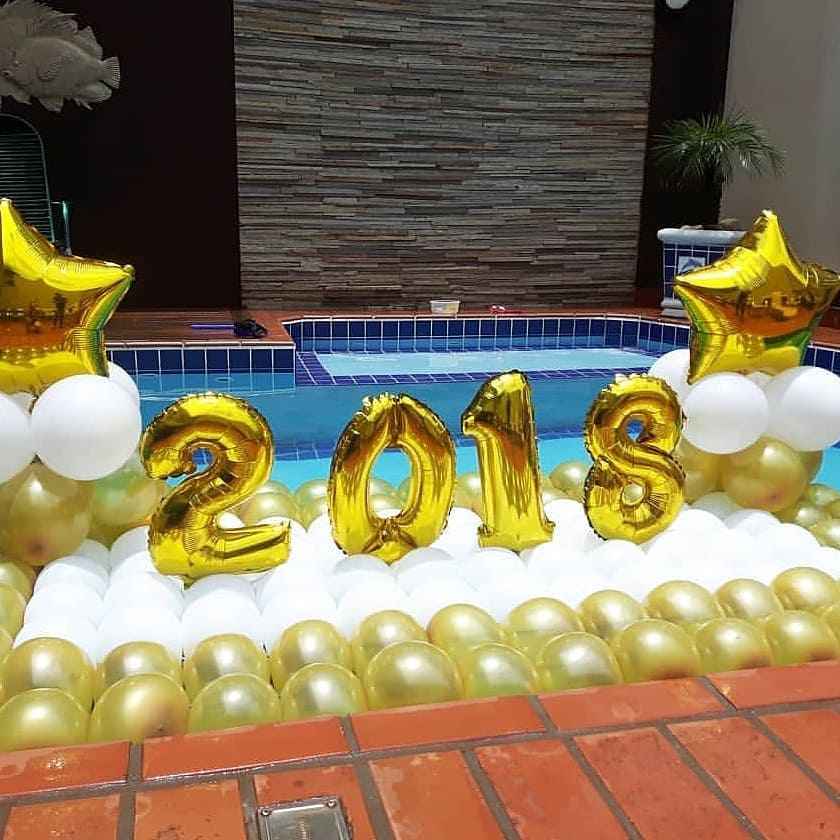 decoração de Réveillon na piscina