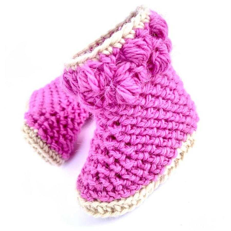 Botinha de crochê rosa