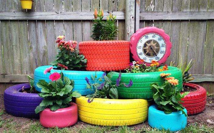 jardim de pneus coloridos