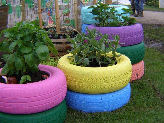 jardim de pneus usados