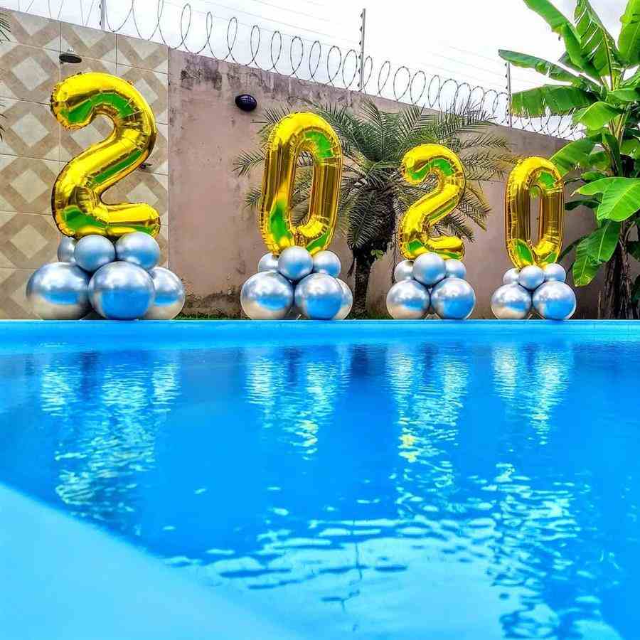 Área da piscina decorada