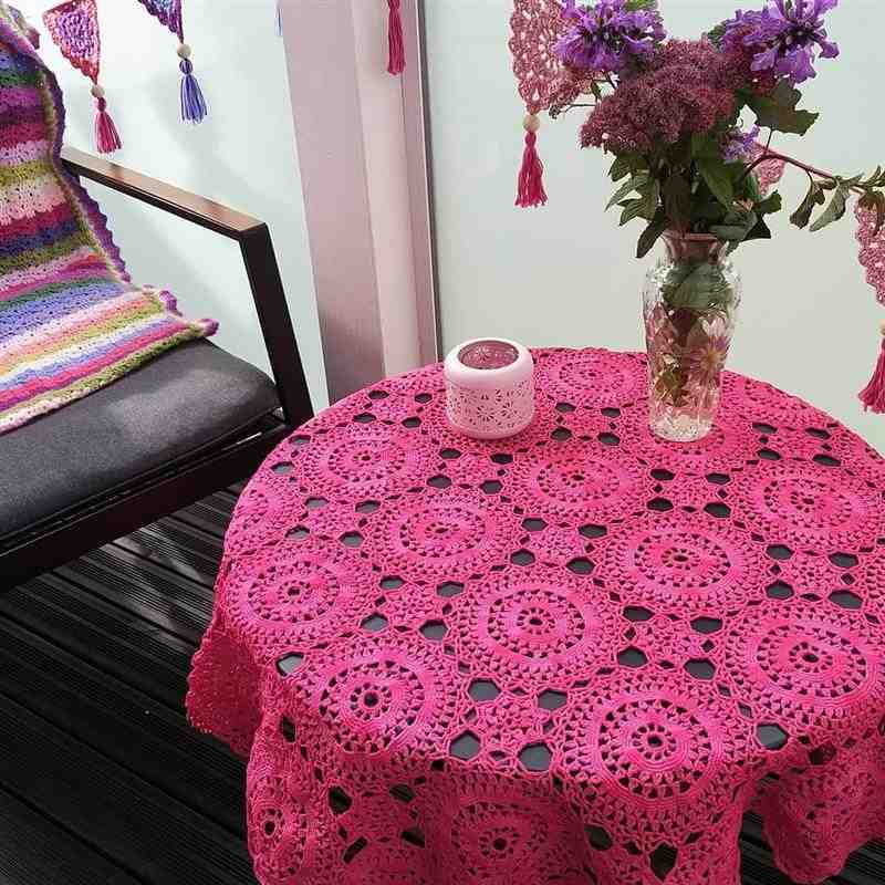 toalha de mesa de crochê rosa