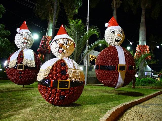 Enfeites natalinos com garrafa PET para jardim 