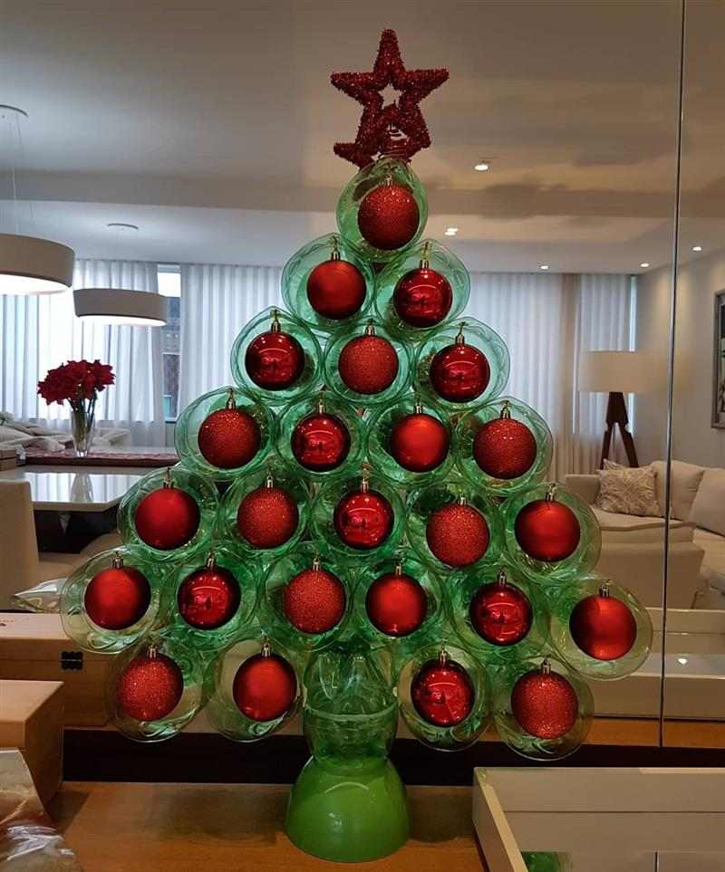 arvore de garrafa PET e bolas de Natal