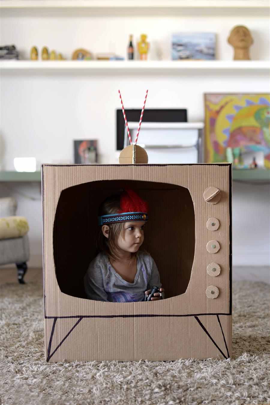 TV de papelão grande