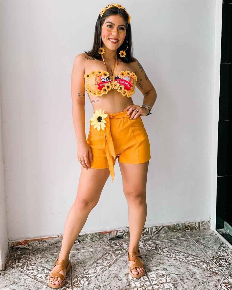 short amarelo e top de alça no pescoço