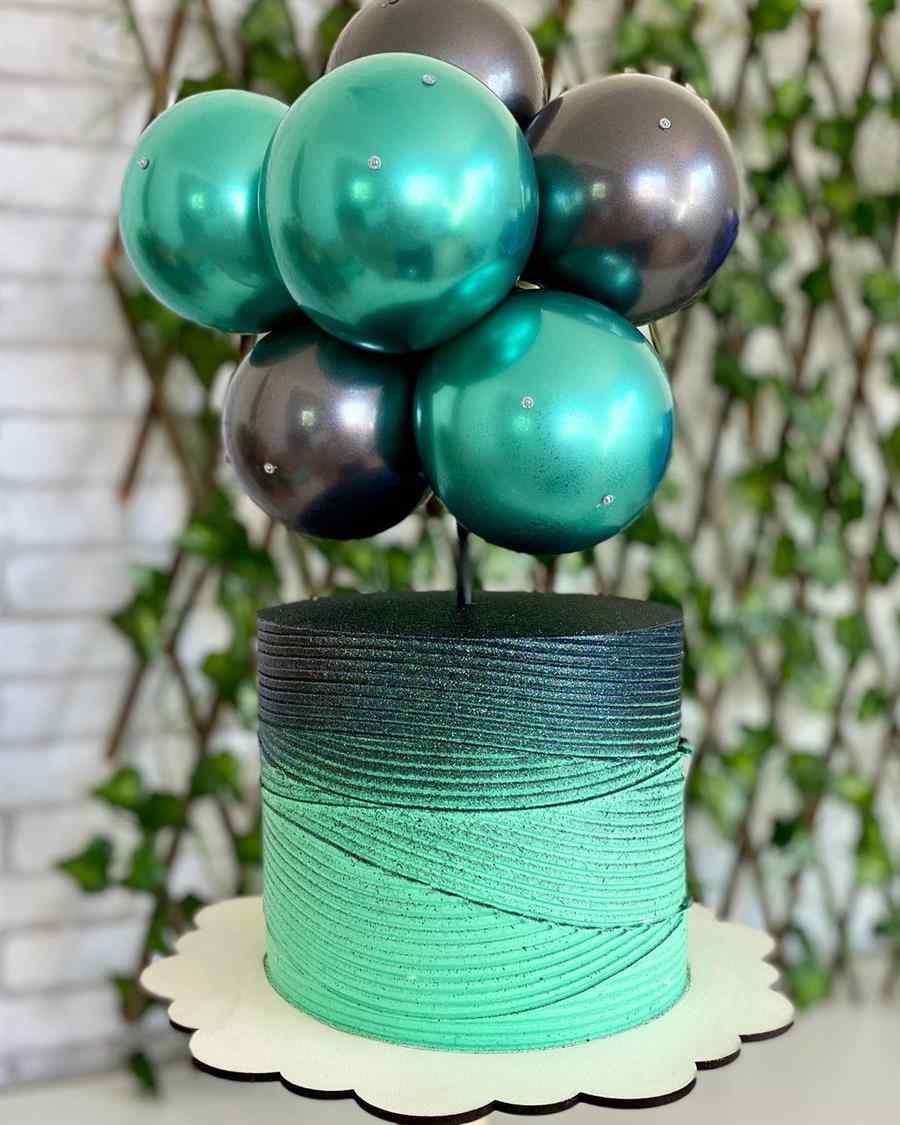 bolo decorado feminino verde e preto