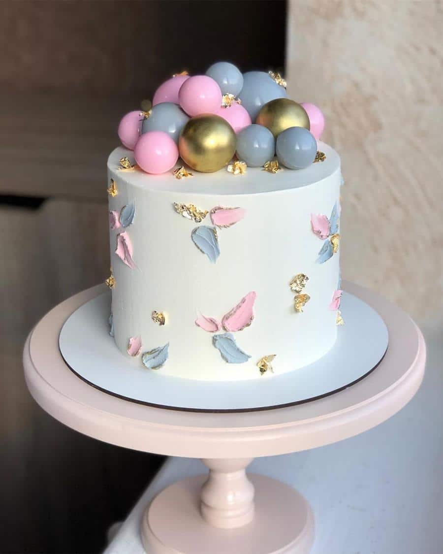 BOLO FEMININO SIMPLES EM CHANTININHO - Bruna Cake's 