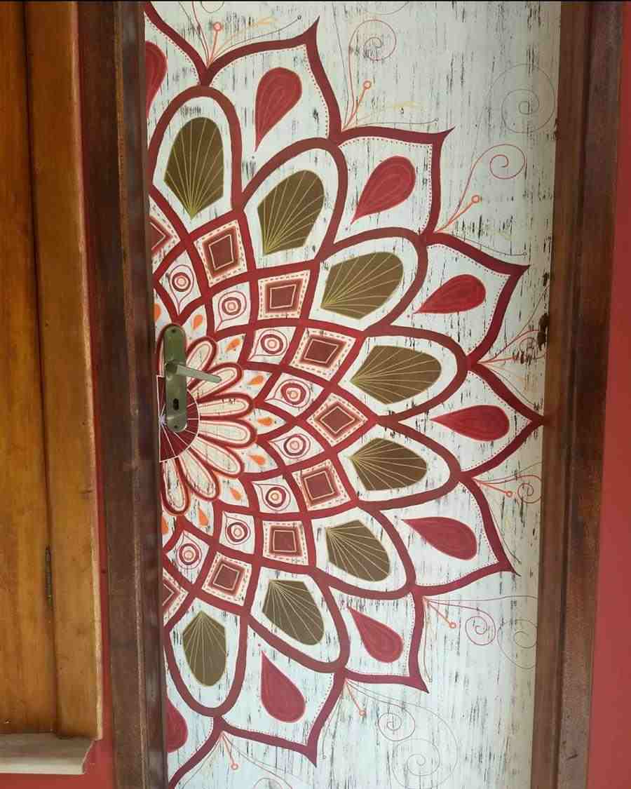 Desenho de mandala na porta