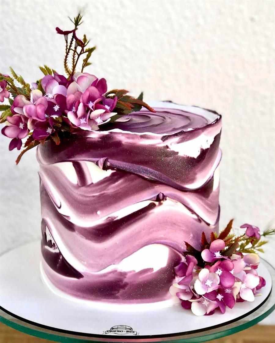 Bolo de Aniversário Feminino → Moderno, Personalizado, Simples, Rosa