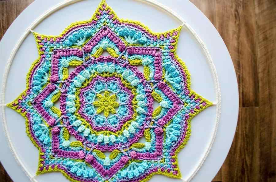 mandala colorida de croche