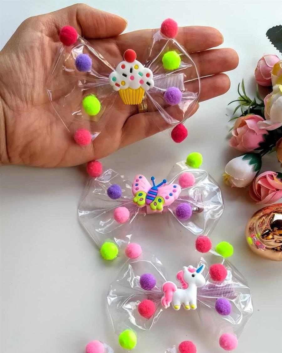 apliques coloridos e pompons