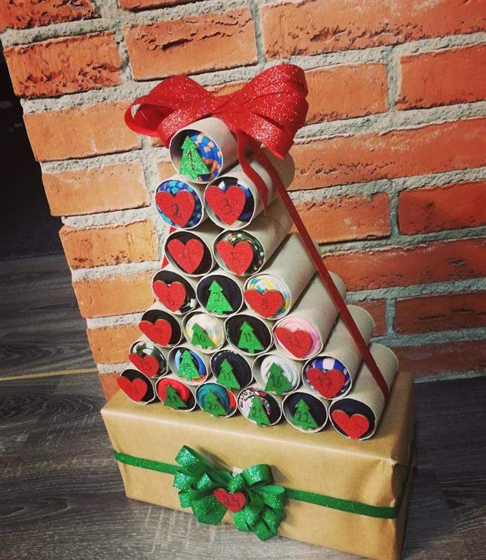 arvore de natal feita de rolinho de papel higiênico