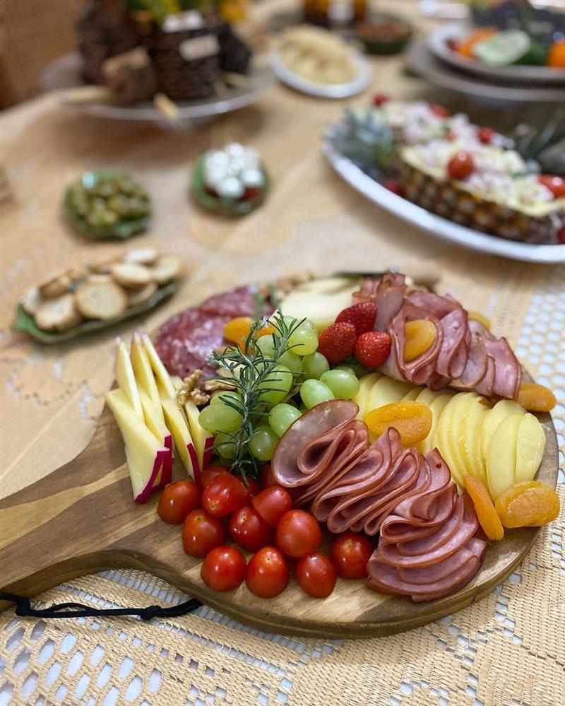 como montar uma mesa de frios e petiscos