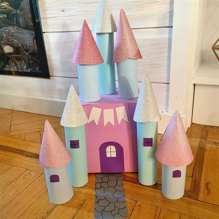 castelo feito com rolinho de papel