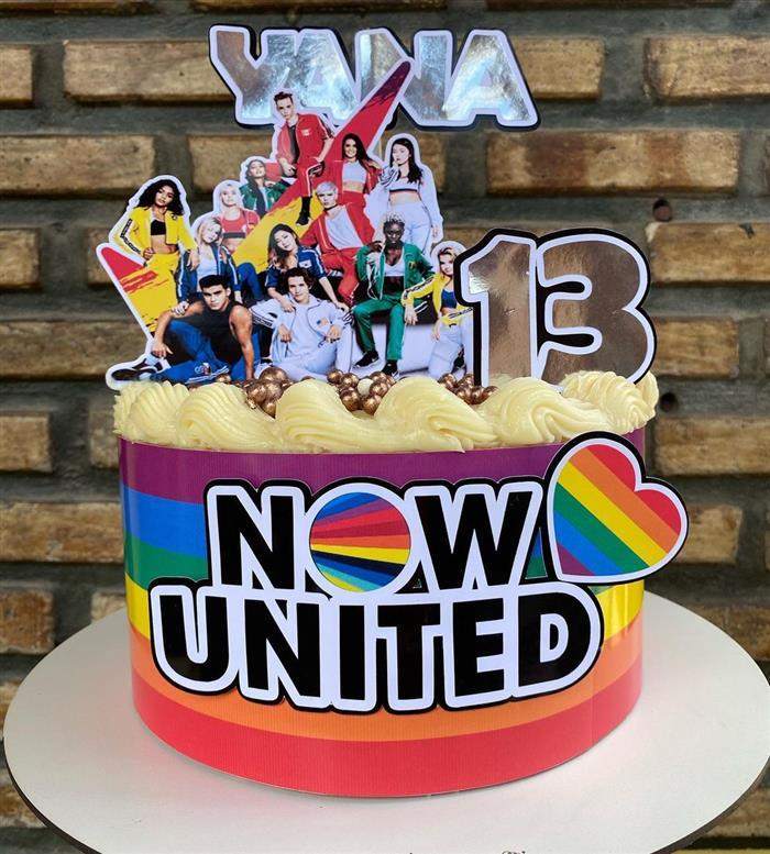 bolo do now united com os integrantes