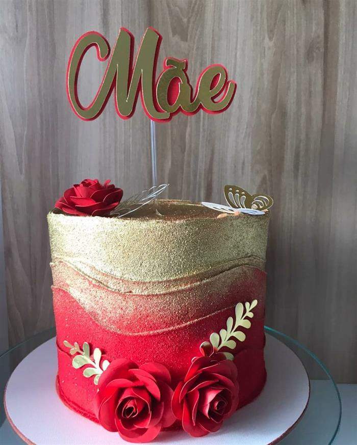 bolo vermelho com dourado