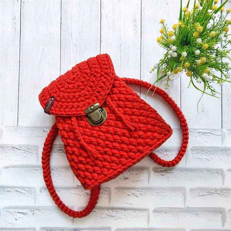 mochila de crochê vermelha