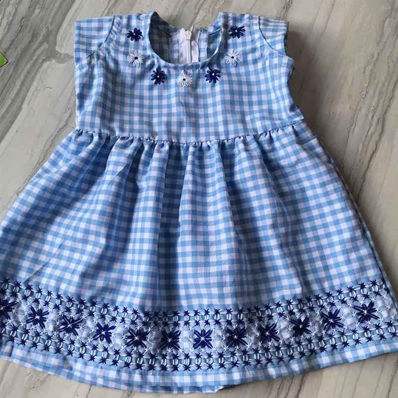 vestido tecido xadrez azul e branco