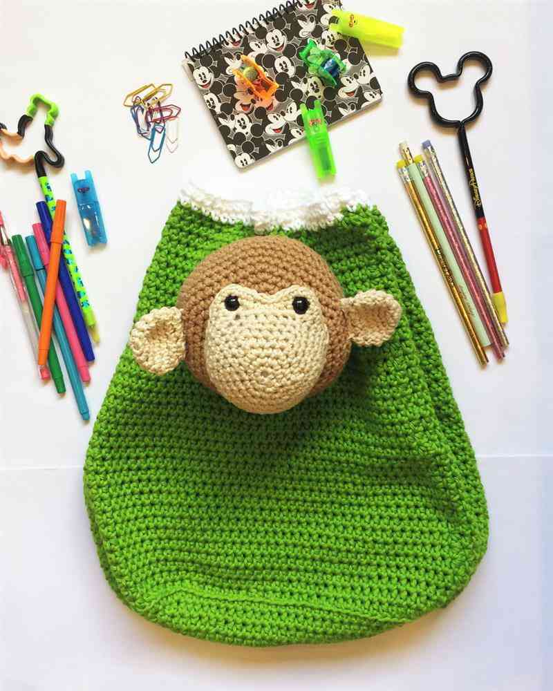 verde com macaquinho de amigurumi