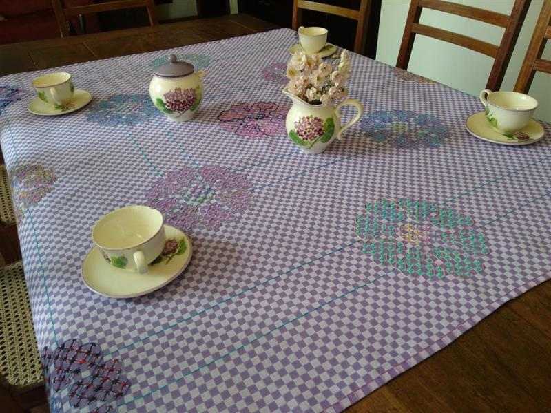 Toalha de mesa bordada lilas