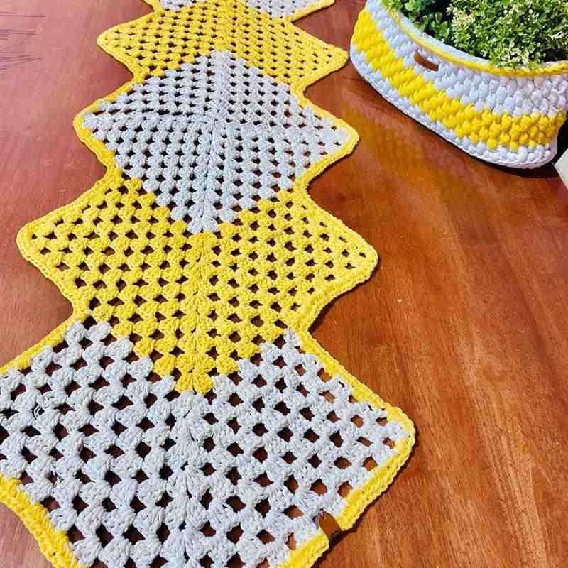 trilho de mesa em crochê amarelo e branco