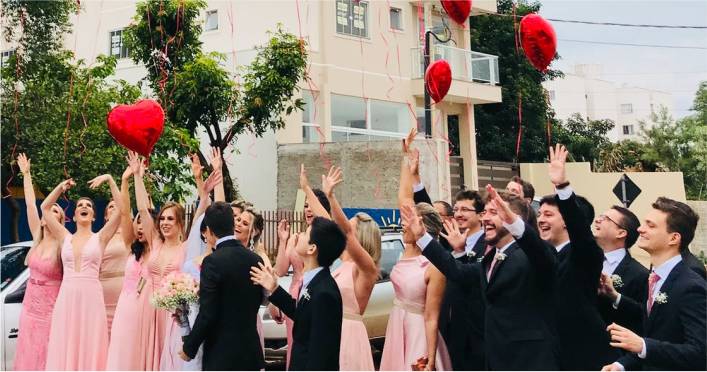 padrinhos de casamento comemorando