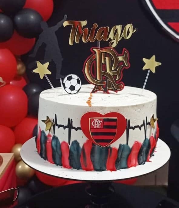 Bolo do flamengo com plaquinhas