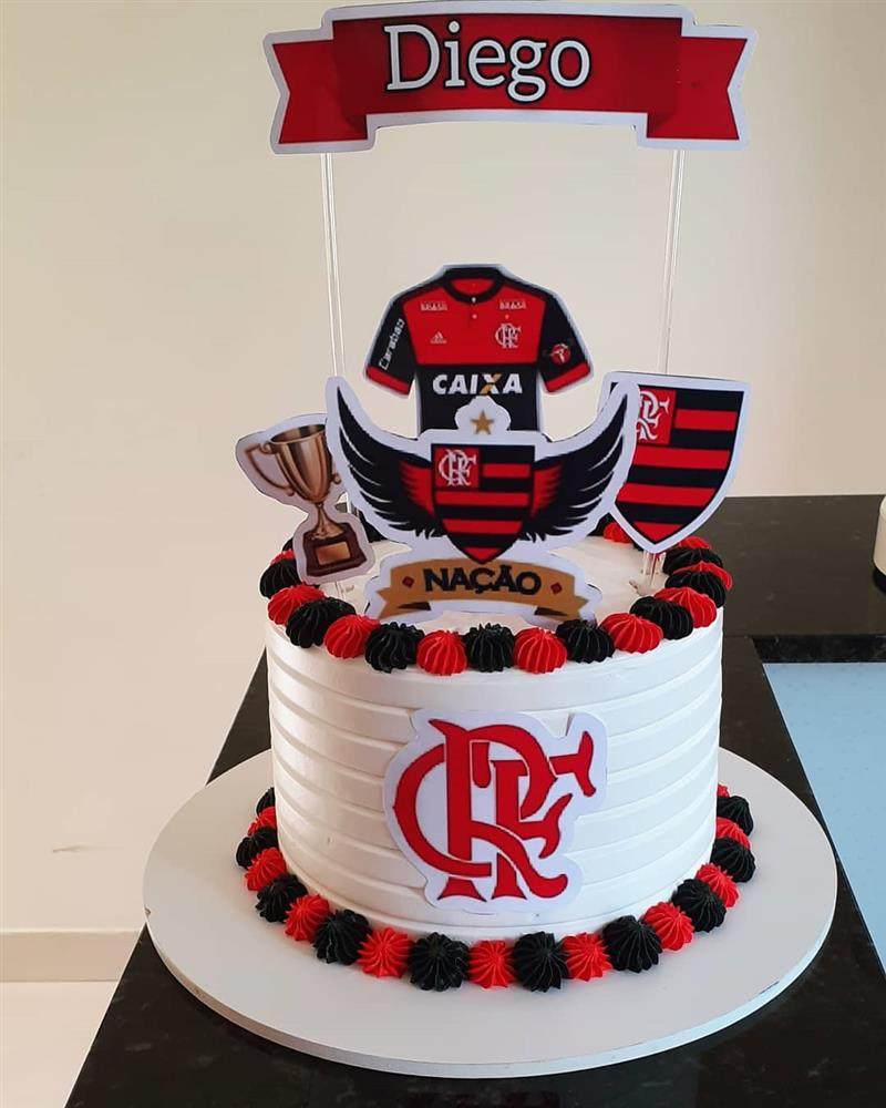 bolo do flamengo feito com chantilly