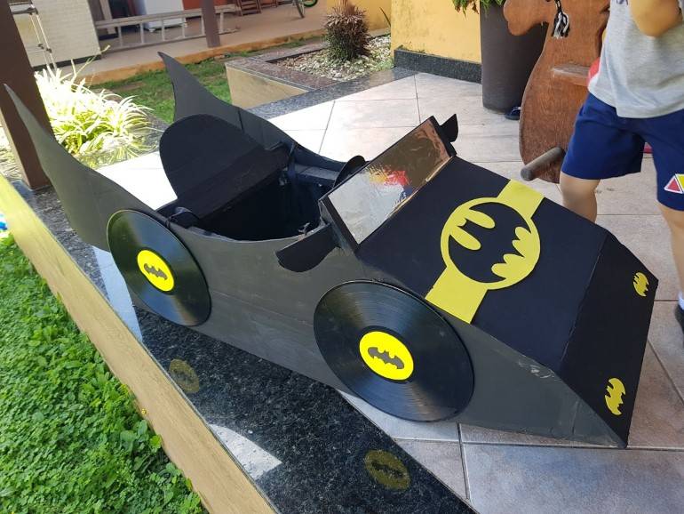 carrinho de papelão do batman