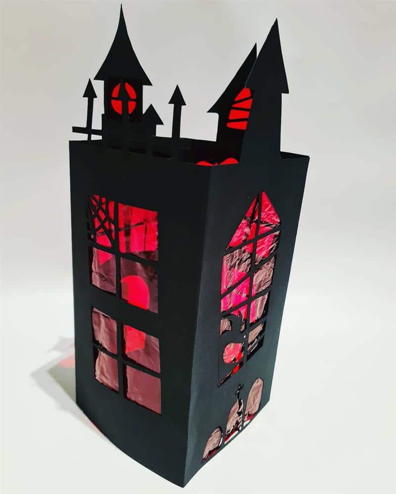 castelo do terror de papelão e celofane