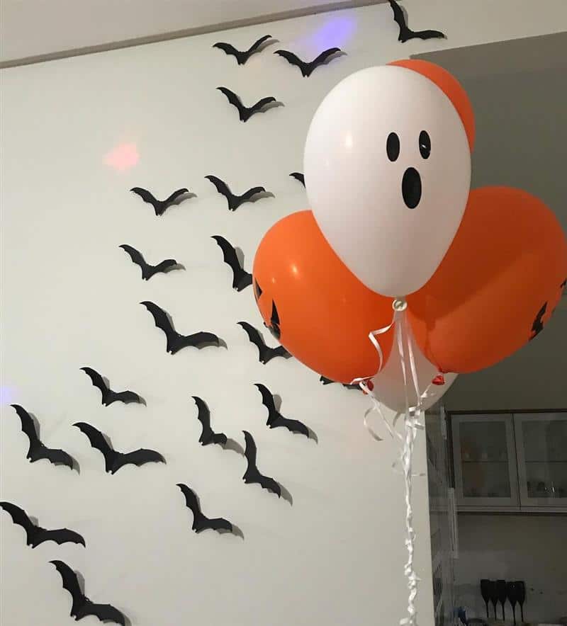 Balão de Halloween e morcegos de papel