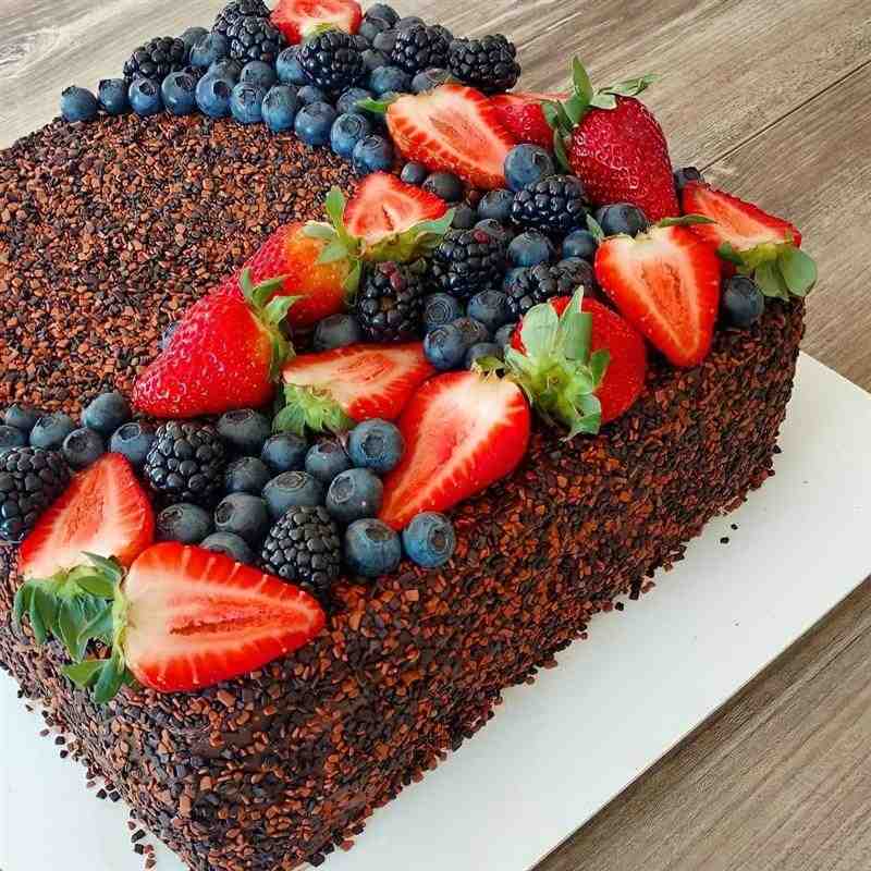 bolo de chocolate quadrado com frutas vermelhas