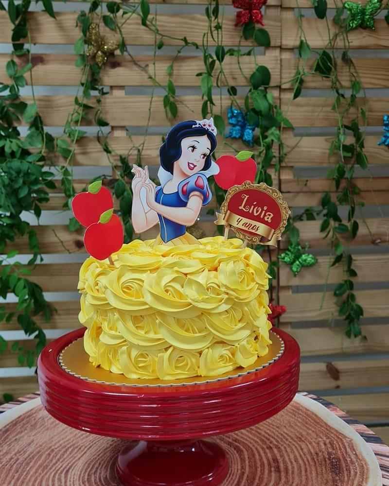 bolo Branca de Neve amarelo