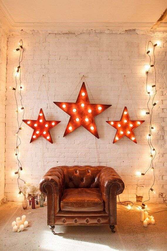 parede com estrela de natal e lampadas