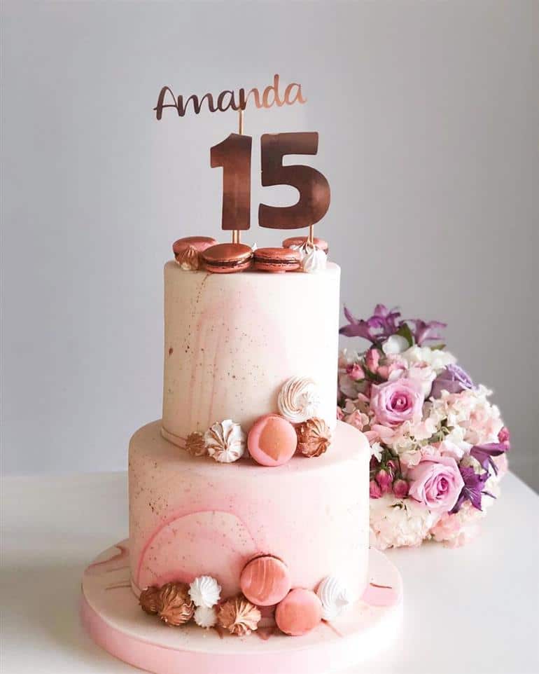 decoração com macarons e suspiros