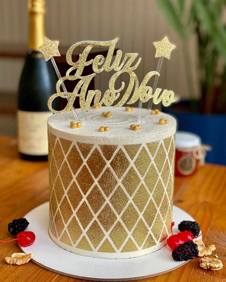 bolo de reveillon branco e dourado