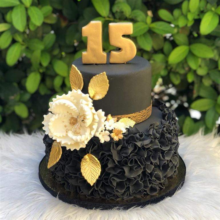 Bolo de 15 anos preto e dourado