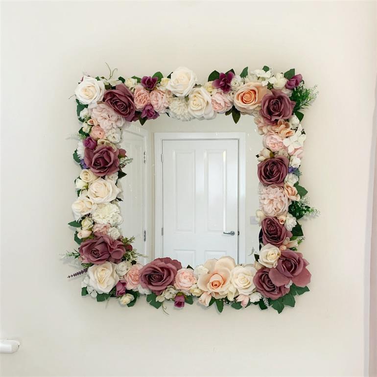 Espelho decorado com flores 